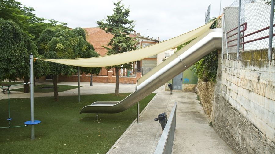 Sombra en parques infantiles con velas tensadas